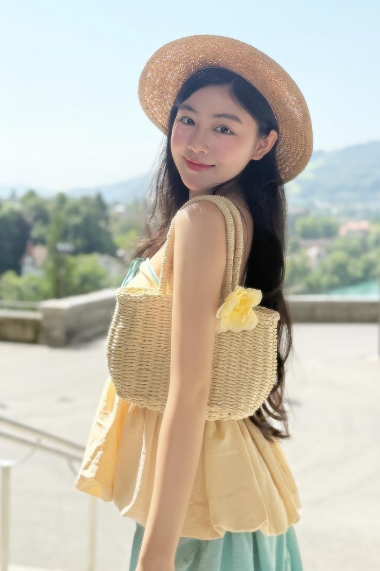 Trong chuyến du ngoạn Thụy Sĩ hè năm ngoái, mỹ nhân Gen Z tôn vai trần qua mẫu áo quây peplum xếp nếp kết hợp chân váy maxi bay bổng, tạo nên hình ảnh nàng thơ lãng mạn.