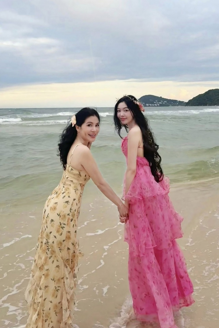 Doanh nhân Dạ Thảo - bà xã Quyền Linh - cũng nhắn gửi công chúa đầu lòng: "Mừng Lem yêu của mẹ tròn 20 tuổi. Lem vẫn nhẹ nhàng, tình cảm như vậy. Càng lớn, con càng vững vàng hơn. Nhìn con lúc nào cũng cố gắng, mẹ vừa yên tâm vừa thương con nhiều hơn".