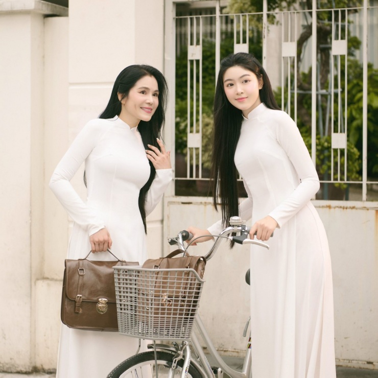 Cả khi mặc áo dài trắng nền nã, Lọ Lem cũng tỏa sáng. Cô chú thích khoảnh khắc bên mẹ: "Lưu giữ thanh xuân bên người bạn thân mà Lem yêu thương nhất".