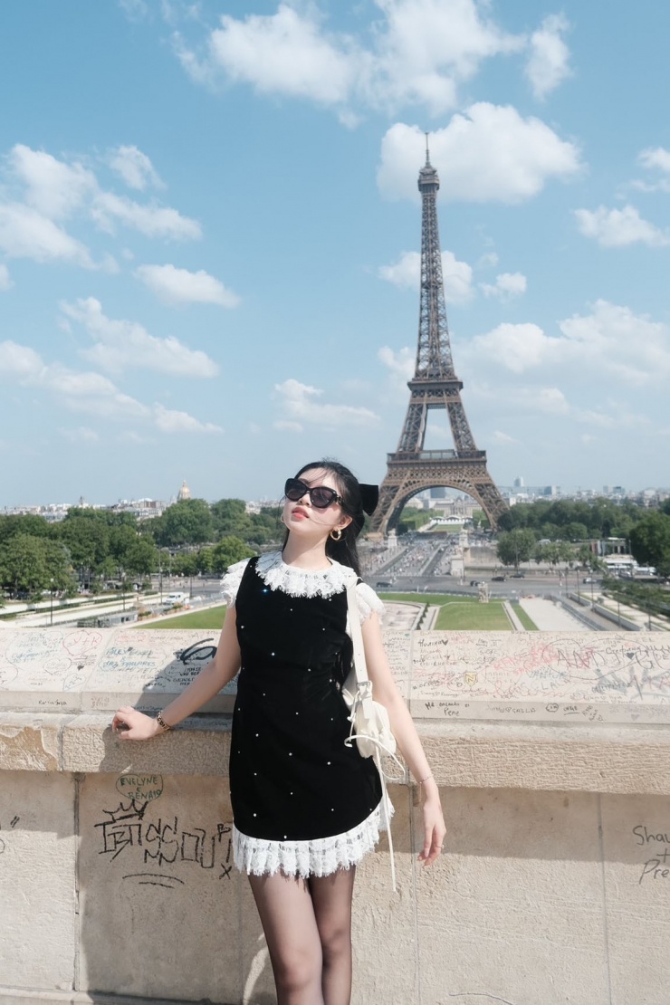 Còn khi ghé thăm Paris (Pháp), Lọ Lem được ví như tiểu thư quý tộc với xiêm y đen trắng và phụ kiện thời thượng. Cô mặc đầm nhung viền ren giá bình dân nhưng đeo đồng hồ Chanel Première 6.300 USD (166 triệu đồng) và kính râm cùng hãng.