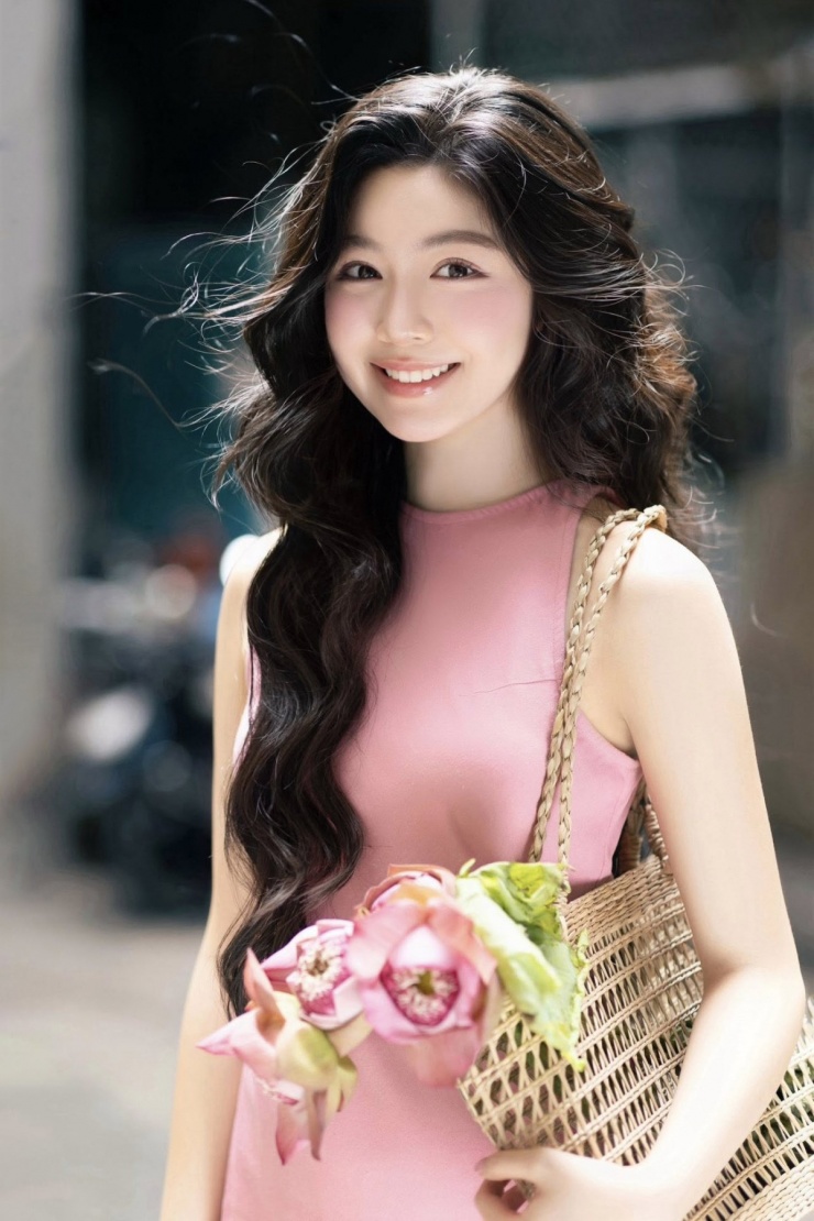 Lọ Lem trổ tài chơi đàn piano, vẽ tranh