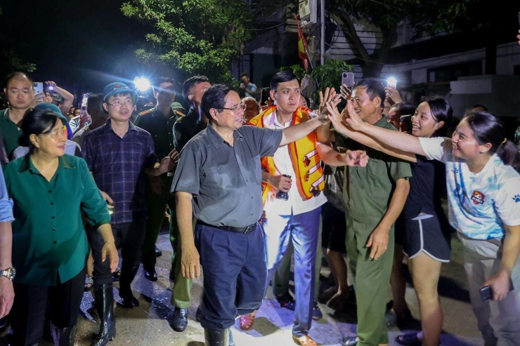 Thủ tướng Phạm Minh Chính thăm hỏi, động viên bà con nhân dân các xã Trung Giã, Đa Phúc (thuộc huyện Sóc Sơn cũ) tối 9/10/2025 - đây là những nơi bị ngập lụt nghiêm trọng do nước lũ trên các sông dâng cao tại Hà Nội thời điểm đó. Ảnh: Nhật Bắc