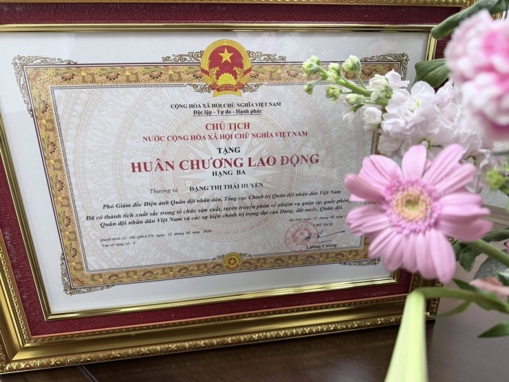 Đạo diễn 'Mưa đỏ' bất ngờ báo tin vui - 2