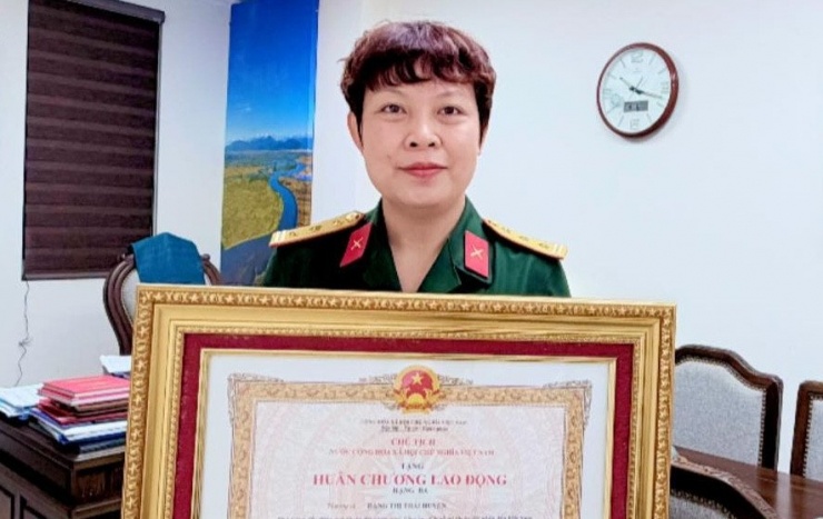 Thượng tá Đặng Thái Huyền với Huân chương Lao động hạng ba vừa được trao. 