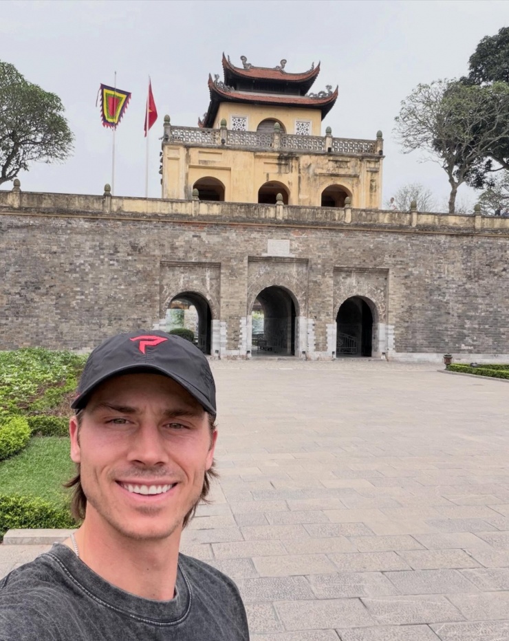 Christian Alshon thích thú khi thấy sân pickleball trong lúc tham quan Cột cờ Hà Nội