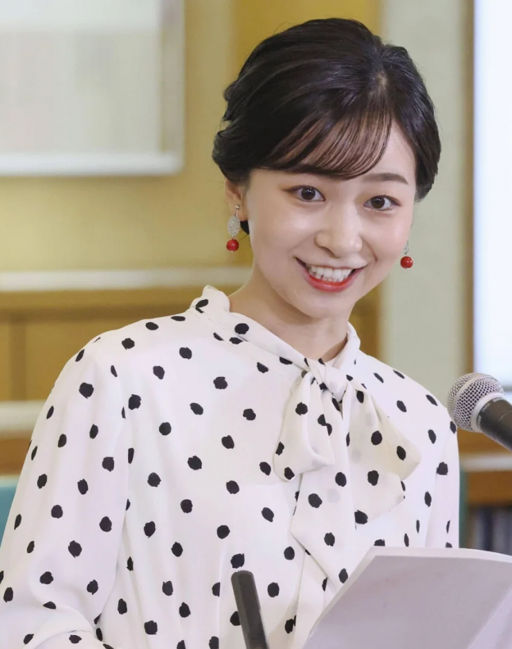 Nhan sắc Công chúa Kako ở tuổi 32 với làn da sáng và khỏe. Cô theo đuổi phong cách thanh lịch với những tông màu sáng, nhẹ nhàng như trắng, xanh dương, xanh bạc hà, hồng, nâu nhạt.