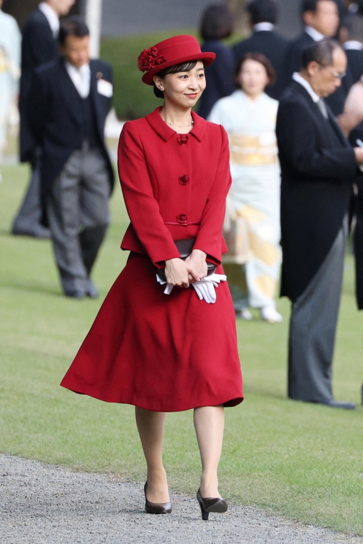 Tham dự tiệc mùa thu ở Vườn Hoàng gia Akasaka tháng 10/2025, công chúa gây ấn tượng bằng bộ váy áo màu đỏ dáng thắt eo nhẹ, kết hợp mũ fedora cài hoa.