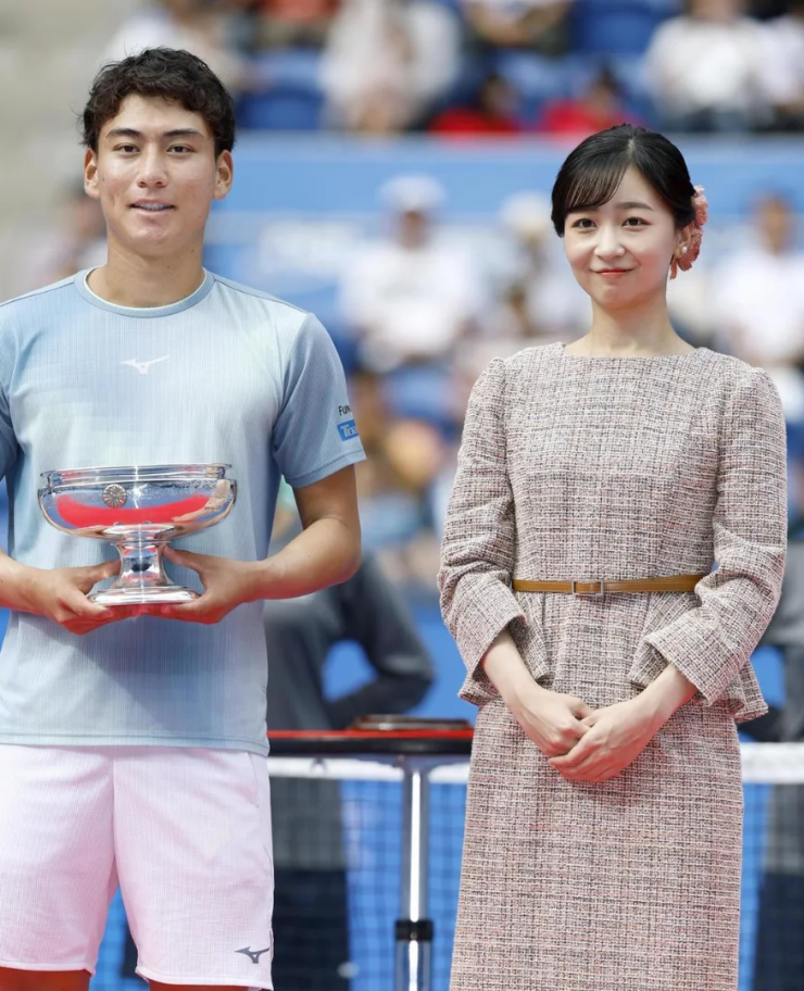 Đến trao cúp cho giải vô địch quần vợt toàn Nhật Bản tháng 10/2025 tại Tokyo, cô chọn váy suông bằng tweed mỏng dáng peplum, kèm đai lưng, giúp tạo tỷ lệ cơ thể cân đối. Công chúa tô điểm bằng những chiếc kẹp hoa - phong cách cô ưa chuộng, thường xuyên sử dụng.