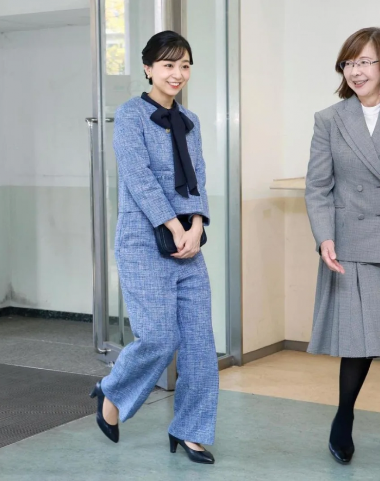 Thỉnh thoảng, Kako thay đổi phong cách bằng một số bộ quần áo phom dáng công sở, đi kèm sơ mi thắt nơ, tạo vẻ ngoài cổ điển.