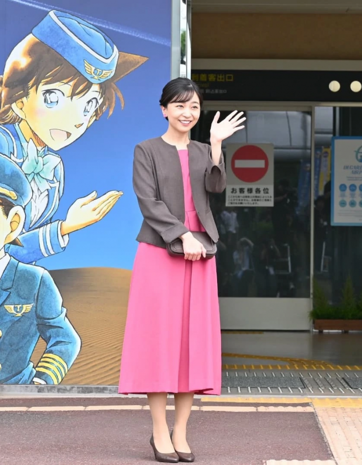 Đầm đơn sắc màu hồng phối blazer xám và giày nâu giúp công chúa tôn dáng. Theo Kyodo, những thiết kế cô mặc thường nhanh chóng được săn lùng và bán hết chỉ sau thời gian ngắn - tương tự "hiệu ứng Kate" tại Anh.