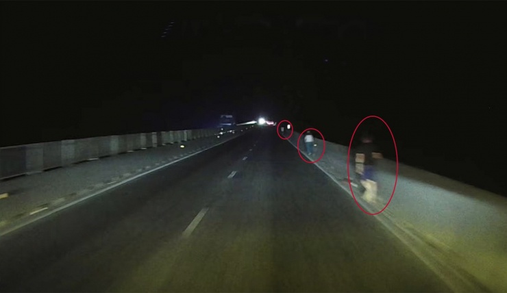 Hình ảnh nhóm người đi bộ trên cao tốc. Ảnh cắt từ clip