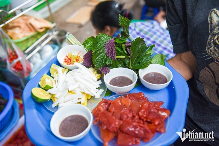 Sứa đỏ vỉa hè thường có giá từ 40.000 - 60.000 đồng/suất