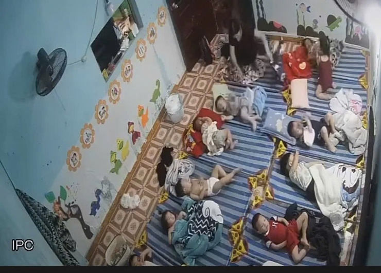 Hình ảnh cắt từ clip ghi lại cảnh cô giáo có hành vi thả mạnh và đánh vào chân trẻ tại một cơ sở mầm non ở Hưng Yên. Ảnh cắt từ clip.