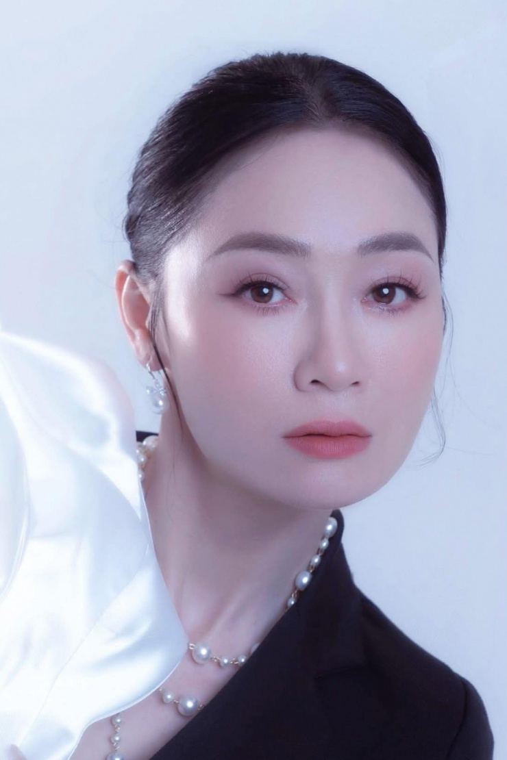 Nghệ sĩ cũng chú trọng chăm sóc da bằng cách làm sạch, dưỡng ẩm. Ngoài ra, chị từng công khai can thiệp bằng biện pháp căng da mặt.