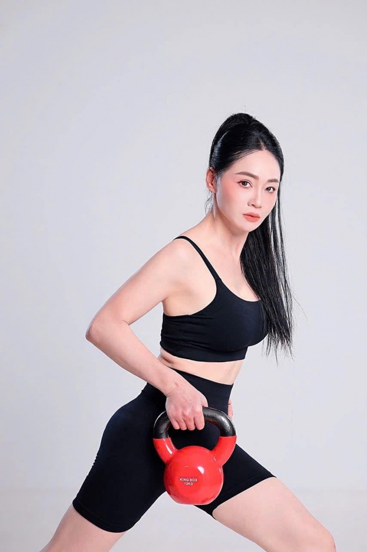 Diễn viên tập yoga và gym 20 năm, có nghề tay trái là huấn luyện viên yoga. Theo chị, yoga không chỉ giúp rèn thể chất mà còn là liệu pháp thư giãn đầu óc, giúp người tập giải tỏa căng thẳng, áp lực công việc.