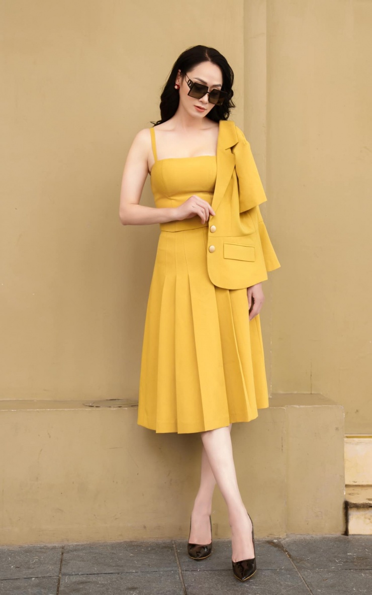 Ngoài đời, nghệ sĩ thường chọn trang phục kiểu dáng cổ điển với blazer, sơ mi, chân váy xếp ly.