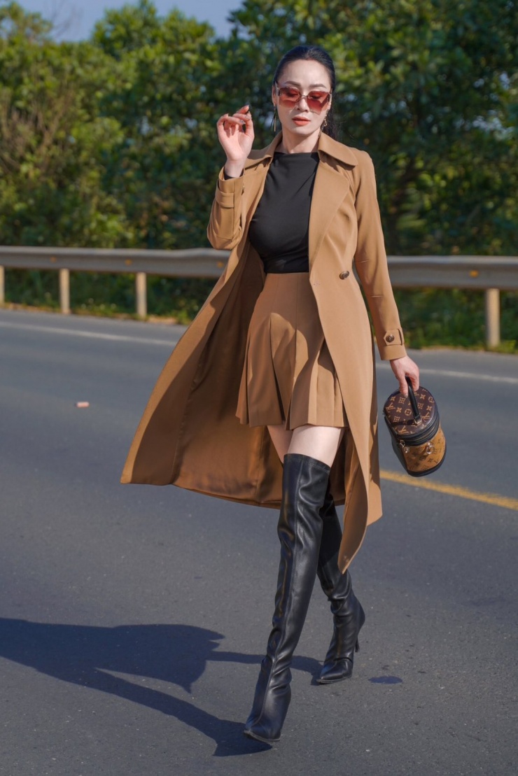 Chị phối đồ phong cách đối xứng với tông màu đen và nâu trong một chuyến đi chơi.