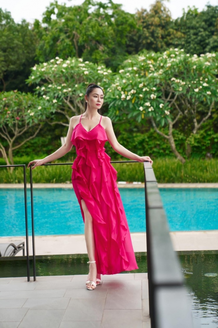 Váy xẻ màu hồng giúp nghệ sĩ tạo hiệu ứng kéo dài chân.