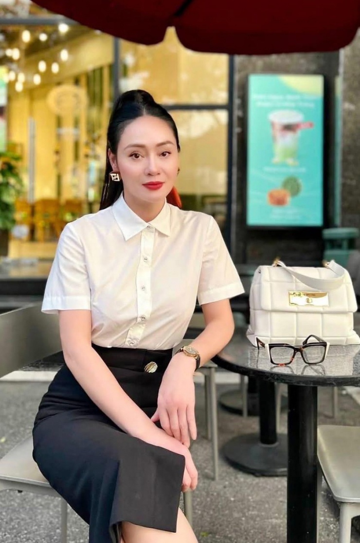 Nghệ sĩ tạo nét thanh lịch với bộ trang phục tối giản gồm sơ mi trắng, chân váy ôm.