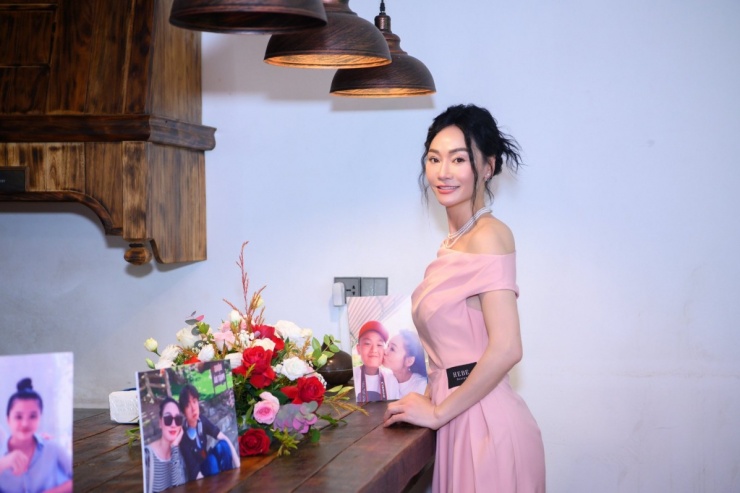 Diễn viên trong buổi tiệc sinh nhật hồi tháng 7 năm ngoái. Chị đã chia tay chồng nhiều năm, hiện sống độc thân, có hai con gái.