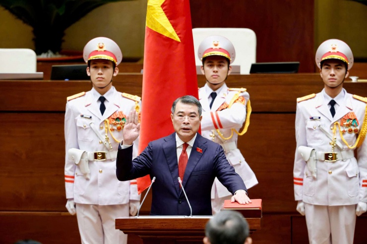 Thủ tướng Chính phủ Lê Minh Hưng thực hiện nghi thức tuyên thệ. Ảnh: Như Ý