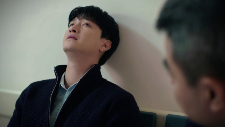 Quân buồn bã nói với bố rằng mình đã chia tay Thương. Ảnh VTV