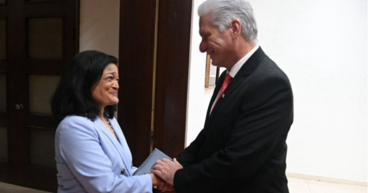 Chủ tịch Cuba&nbsp;Miguel Díaz-Canel bắt tay nghị sĩ Mỹ Pramila Jayapal. Ảnh: X