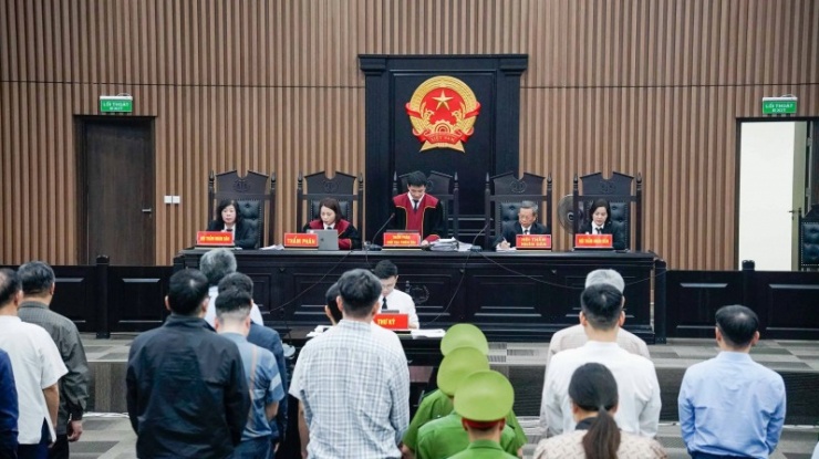 Hội đồng xét xử tuyên án.