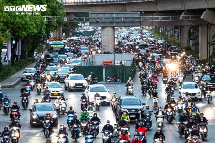 Các phương tiện lưu thông trên đường Nguyễn Trãi, Hà Nội.