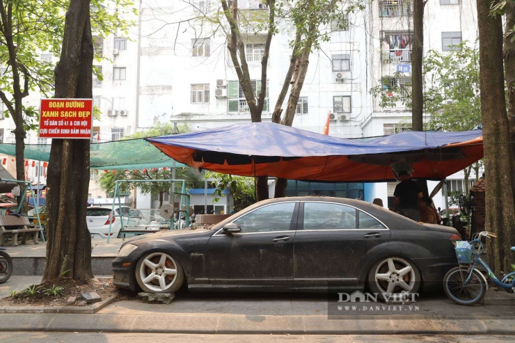 Ghi nhận sáng 7/4, trước tòa nhà N2E khu đô thị Trung Hòa - Nhân Chính (phường Yên Hòa, Hà Nội), chiếc Mercedes-S63 AMG nằm phủ bụi trên vỉa hè suốt nhiều năm qua.