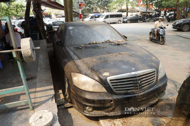 Nhìn ngoại hình, có thể nhận thấy đây là chiếc Mercedes-S63 AMG này đời 2006-2008. Nếu là hàng thương hiệu AMG "độ xịn", giá trị thời điểm năm 2007 tại Việt Nam khoảng 8 tỷ đồng. Quy ra vàng thời điểm tháng 12/2007 (16,1 triệu đồng/lượng), chủ nhân chiếc xe phải bỏ ra 500 lượng vàng để sở hữu.