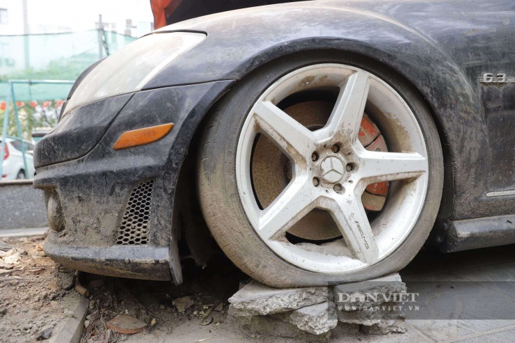 Tuy nhiên, sau hơn chục năm nằm bất động trên vỉa hè, bốn chiếc lốp hàng hiệu đã xẹp lép, nứt nẻ và lún sâu vào mặt gạch vỉa hè.