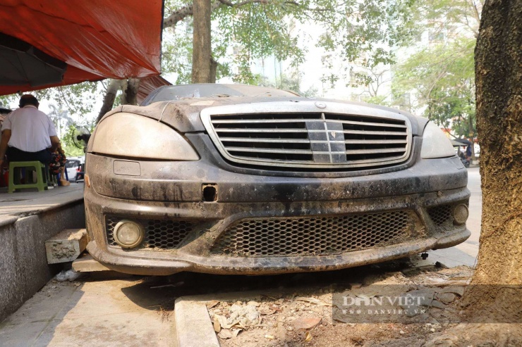 Khi mới ra đời, Mercedes-S63 AMG được mệnh danh là "ông hoàng" của phân khúc sedan hạng sang hiệu suất cao. Xe được trang bị động cơ loại V8 6.2L hút khí tự nhiên (mã M156), sản sinh công suất tối đa khoảng 525 mã lực (518 hp) và mô-men xoắn cực đại 630 Nm. Đây là một trong những chiếc xe khá kén khách bởi ngoài giá trị lớn thì chủ nhân phải là người đam mê tốc độ và thương hiệu ngôi sao ba cánh.