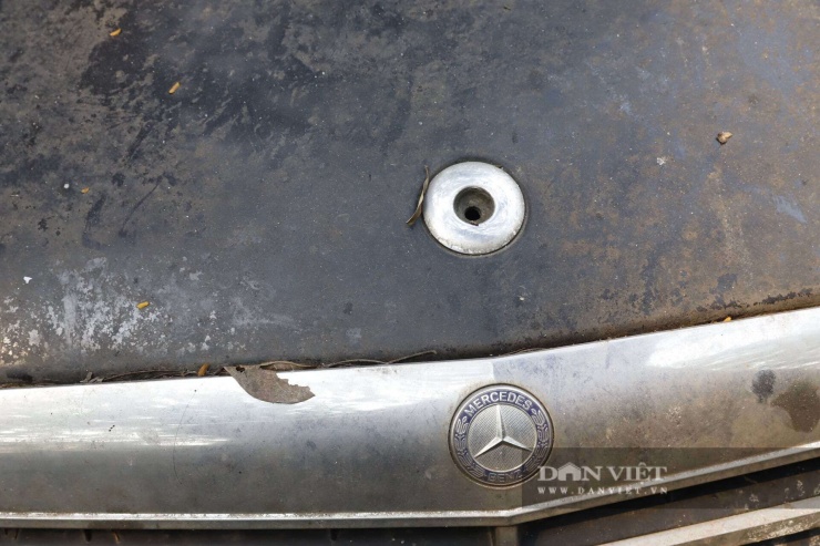 Biểu tượng ngôi sao ba cánh quyền lực trước mũi xe đã bị kẻ gian "vặt" sạch.