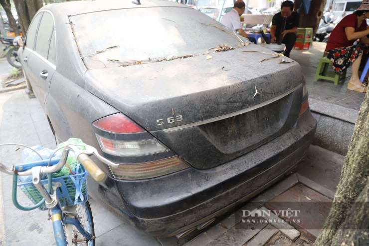 Ngay cạnh đó, một quán trà đá vỉa hè hoạt động thường xuyên. Người dân sống trong khu vực cho biết chiếc xe đã nằm trên vỉa hè trong thời gian khoảng 10 năm. Không thấy ai đến lấy, cũng không biết chủ là ai.