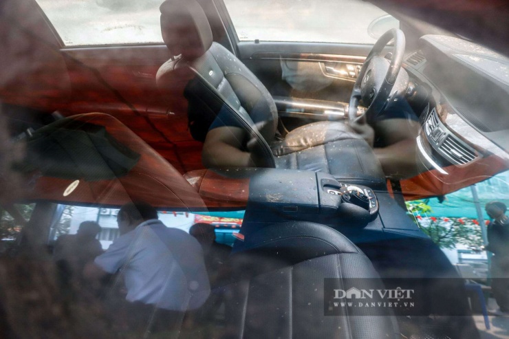 Mặc dù ngoại thất không còn nguyên vẹn nhưng qua lớp kính phủ bụi, nội thất xe bọc da vẫn còn gần như nguyên vẹn.