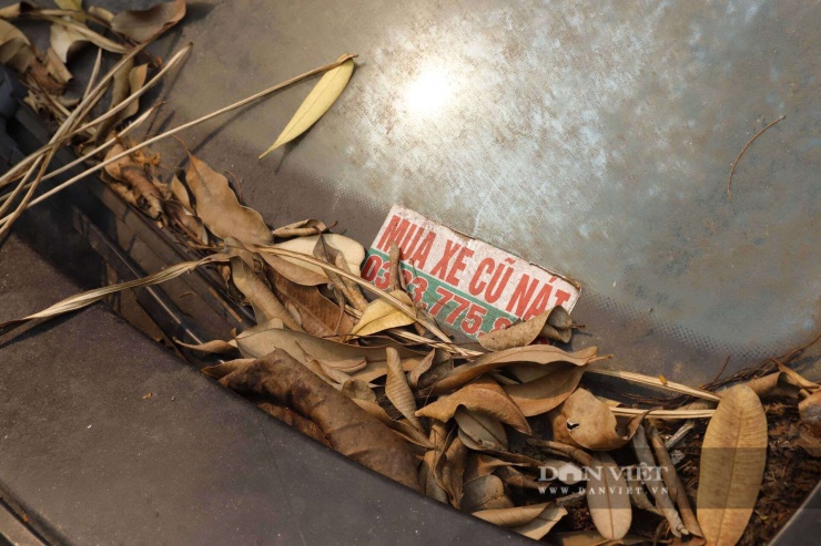 Thậm chí có bên thu mua xe cũ nát để lại quảng cáo nhưng cũng chưa thấy chủ nhân chiếc xe liên hệ lại.