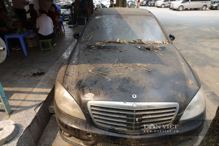 Liên quan đến vụ việc, lãnh đạo Công an phường Yên Hòa (TP Hà Nội) cho biết, đơn vị đang xác minh, tìm chủ nhân chiếc xe sang Mercedes-S63 AMG nêu trên. Sau thời gian thông báo, nếu không có người đến nhận, sẽ tiến hành cẩu xe đi.