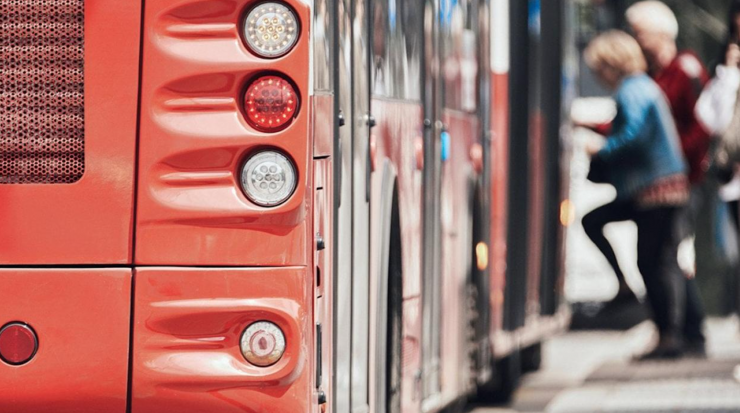 Người dân nhiều nước chuyển sang đi xe buýt, đi bộ hay làm việc tại nhà để ứng phó với giá dầu tăng cao. Ảnh minh họa: AstroStar