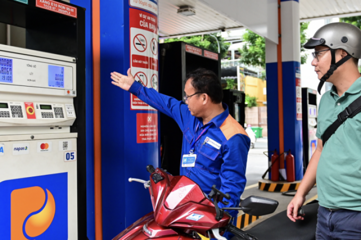 Nhập khẩu xăng dầu tháng 3 tăng đột biến, Bộ Công Thương báo tin vui mới