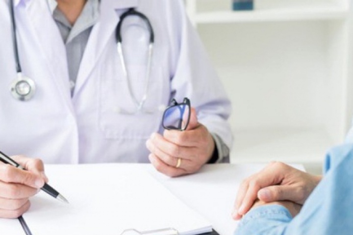 Mắc giang mai, nam thanh niên ngâm lá trầu không gây biến chứng