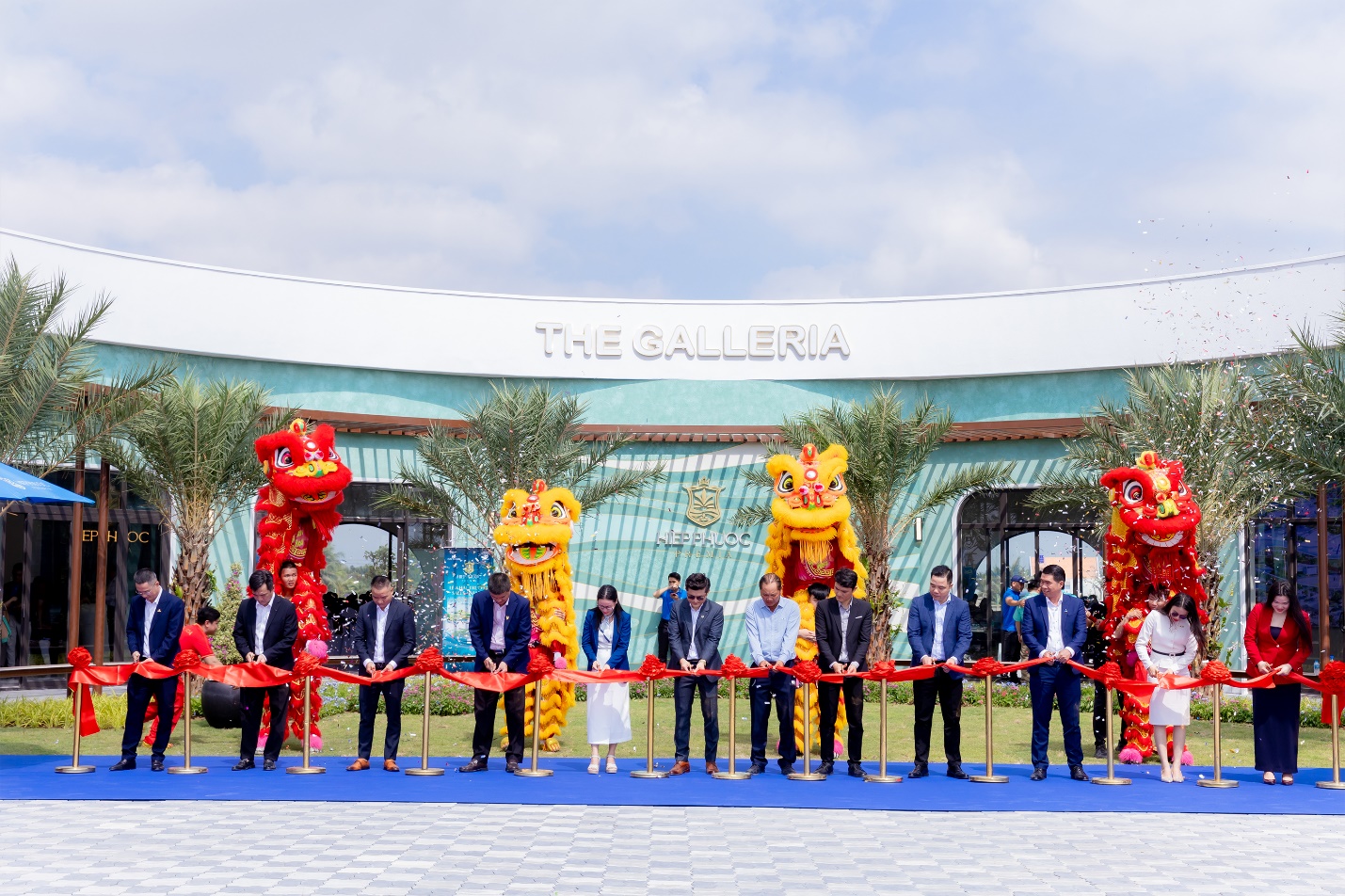 Đại diện Đơn vị phát triển dự án Hai Thành, Tổng Đại lý Tiếp thị và Phân phối dự án - DKRA Realty cùng các Đại lý Phân phối chiến lược cắt băng khánh thành, chính thức khai trương Sales Gallery dự án Hiep Phuoc Premia.