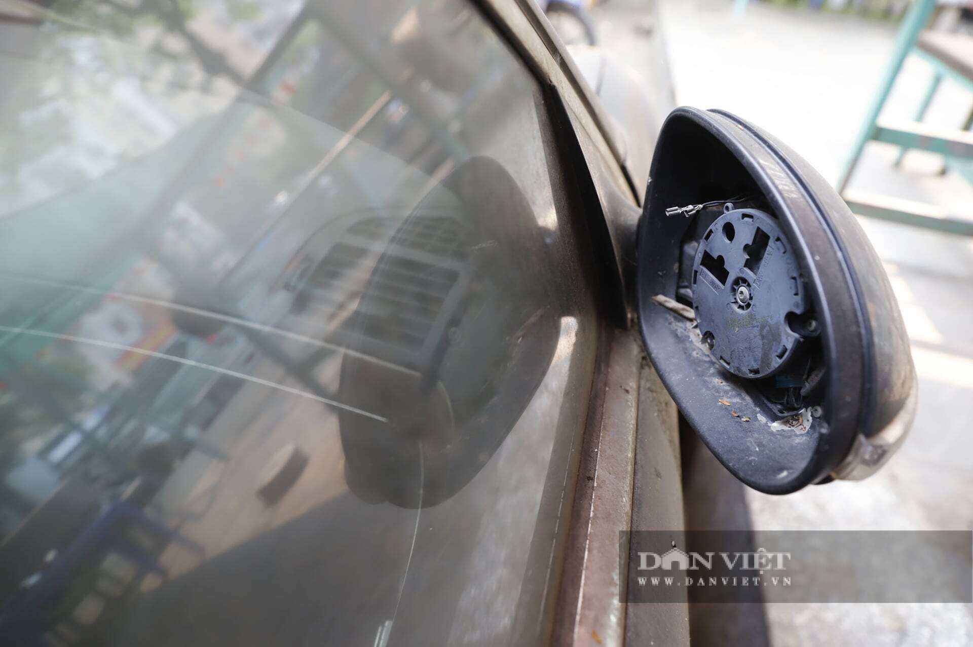 Phía sau xe, hình tròn bo biểu tượng ngôi sao 3 cánh cũng không còn, mặt gương chiếu hậu, tay nắm cửa và các logo AMG xung quanh đều bị mất.