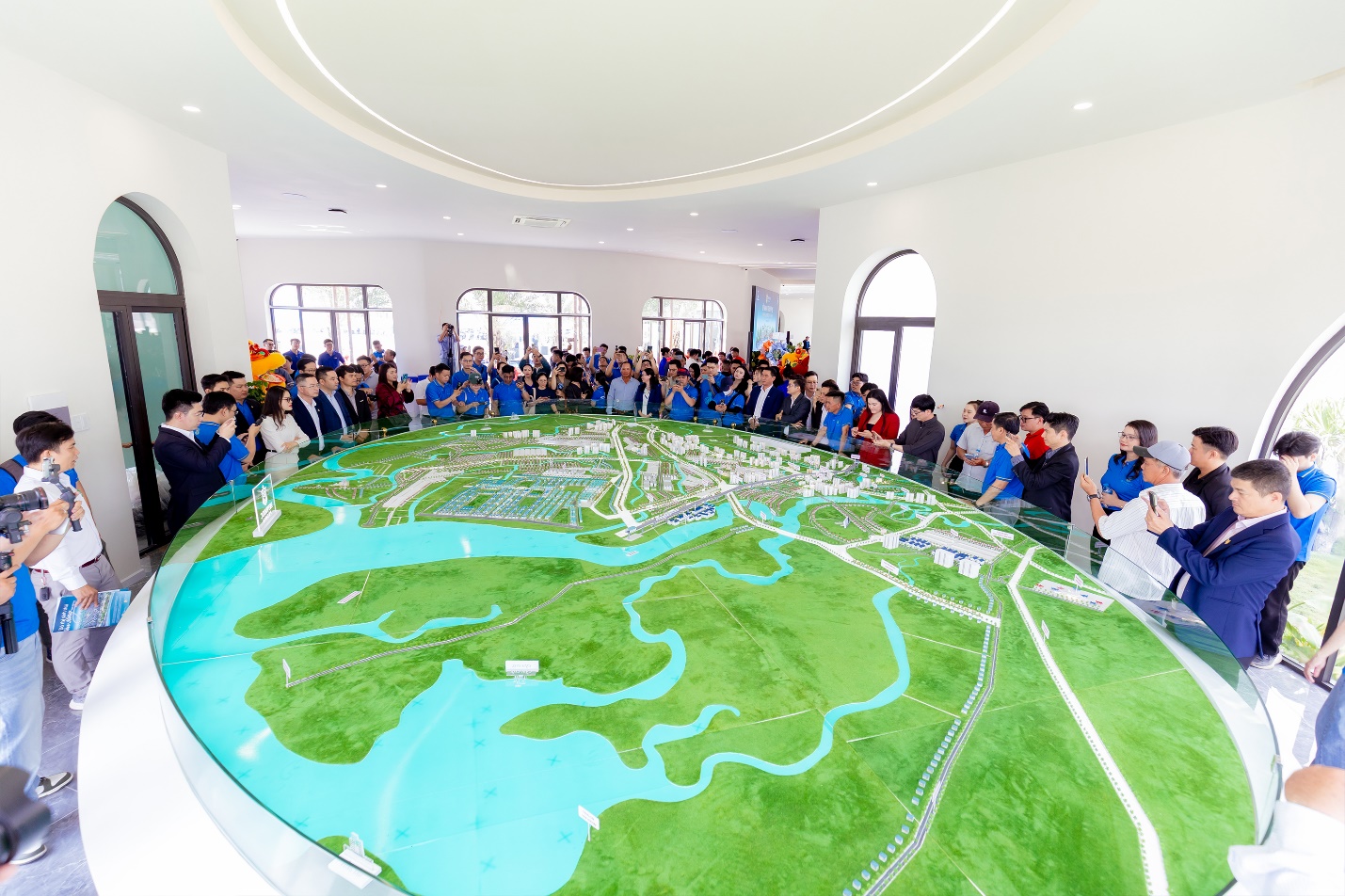 Sa bàn Hiep Phuoc Premia thể hiện toàn cảnh kết nối chiến lược từ dự án đến các vùng kinh tế trọng điểm như TP.HCM, Long An (cũ), Tây Ninh và Đồng Nai, qua loạt hạ tầng: Metro số 4, Vành đai 3, Vành đai 4, cao tốc Bến Lức - Long Thành,…&nbsp;