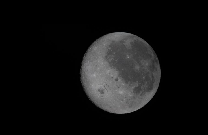 Hình ảnh ghi lại đồng thời cả vùng sáng và vùng tối của Mặt Trăng do phi hành đoàn Artemis chụp. (Ảnh: NASA)