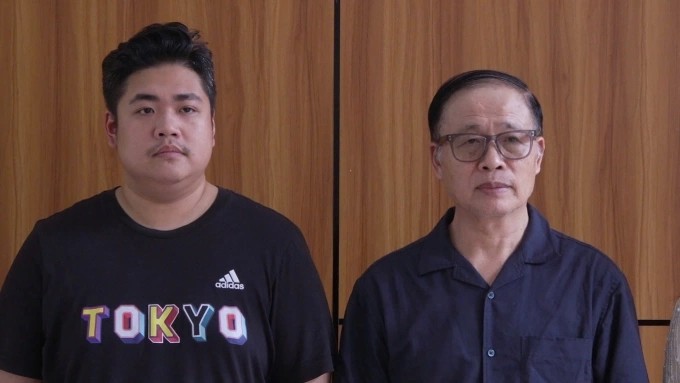 Ông Châu và Tú tại cơ quan điều tra. Ảnh: Công an Hà Nội