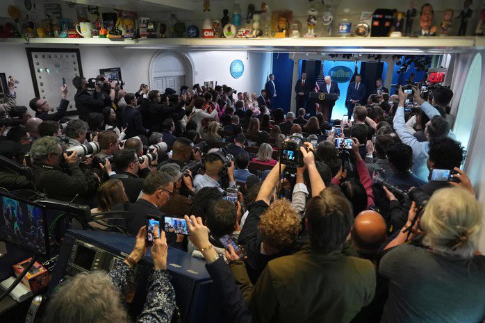 Khung cảnh cuộc họp báo của Tổng thống Donald Trump tại Nhà Trắng hôm 6-4. Ảnh: AP