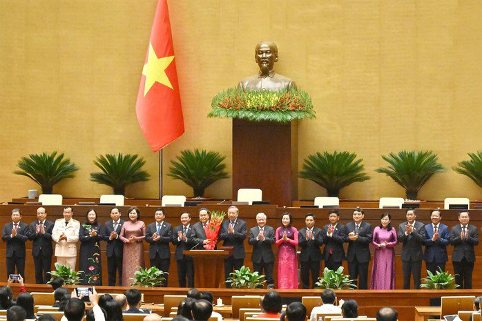 Tổng Bí thư Tô Lâm tặng hoa chúc mừng các nhân sự được Quốc hội bầu chiều 6-4. Ảnh: Phạm Thắng