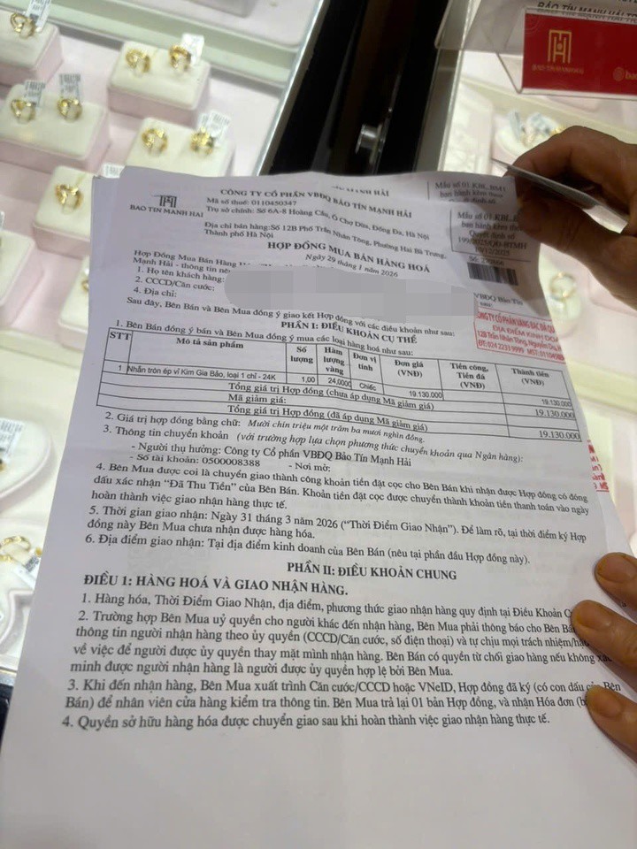 Một hợp đồng giao dịch vàng bằng giấy hẹn. (Ảnh: Châu Anh).