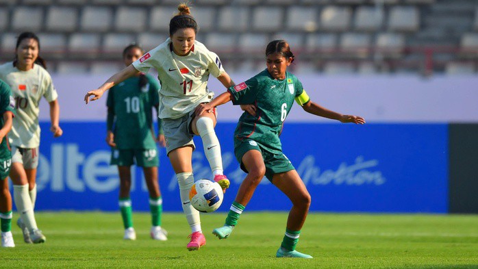 U20 nữ Bangladesh (phải) gây nhiều khó khăn cho đội bóng mạnh Trung Quốc